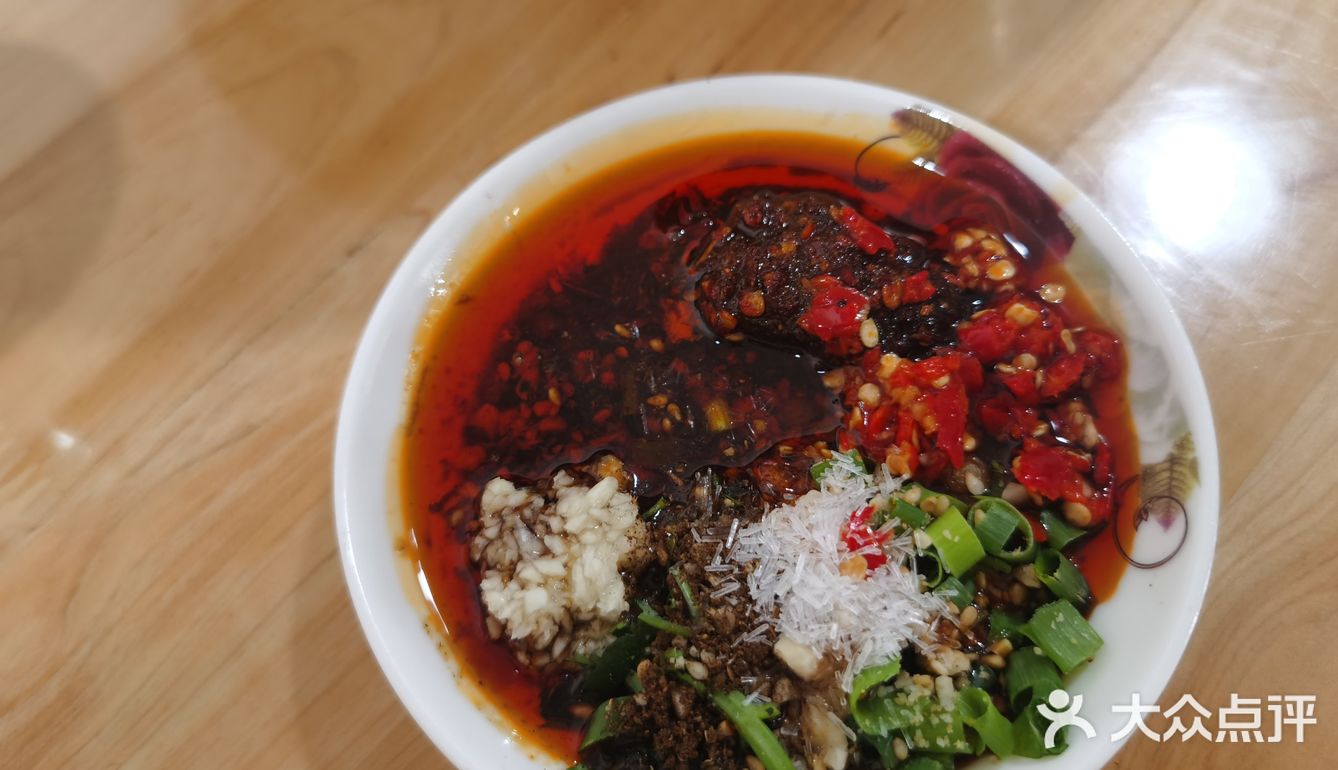 事情起因：到彭州来看油菜花，结果中午差点找不到吃的