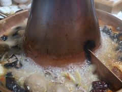 -果松木炭酸菜铜火锅·外婆参鸡汤