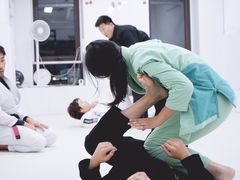 -菠萝格斗巴西柔术训练馆