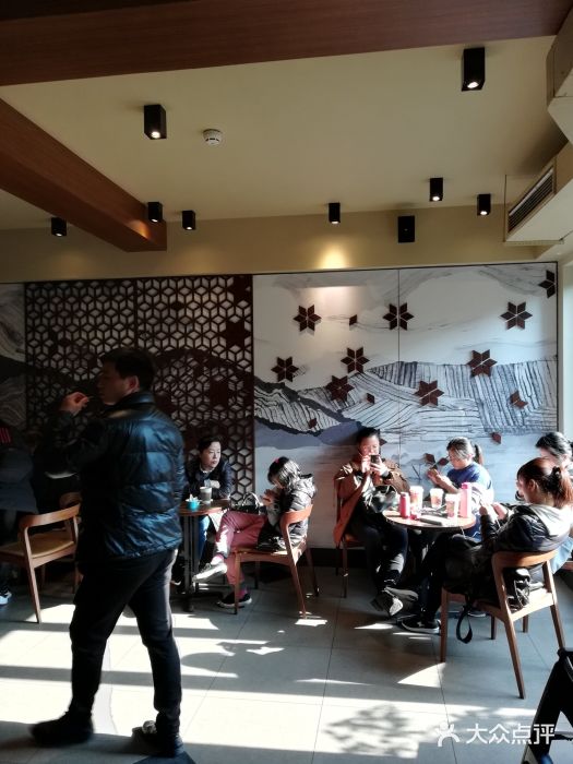 星巴克臻选(成都宽窄巷子店)大堂图片
