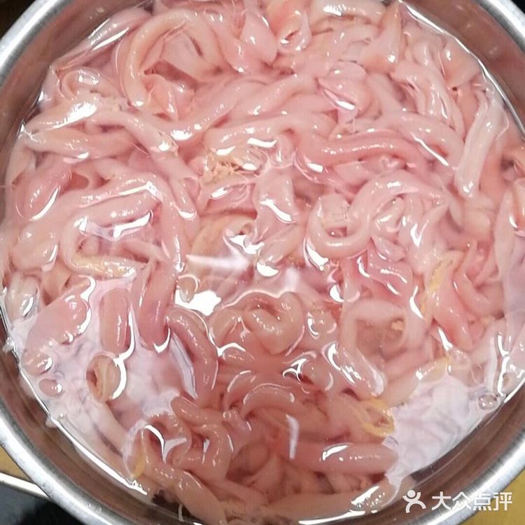 把洗好的鸭肠下入开水中烫熟