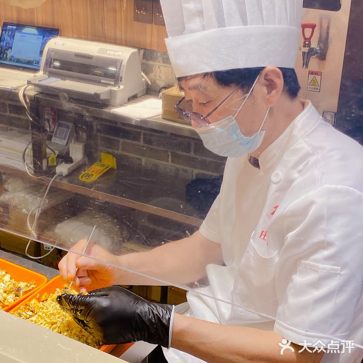 南京路步行街必打卡｜性价比蟹粉面&小笼包