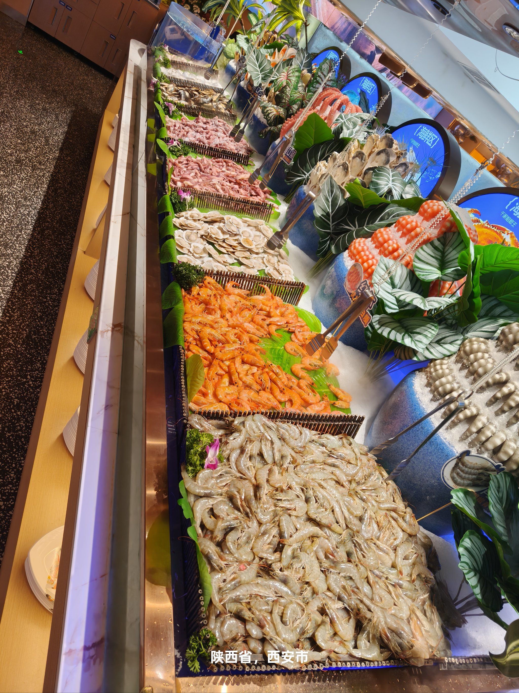 n环境:在荟聚二楼,环境非常好,特别棒的自助