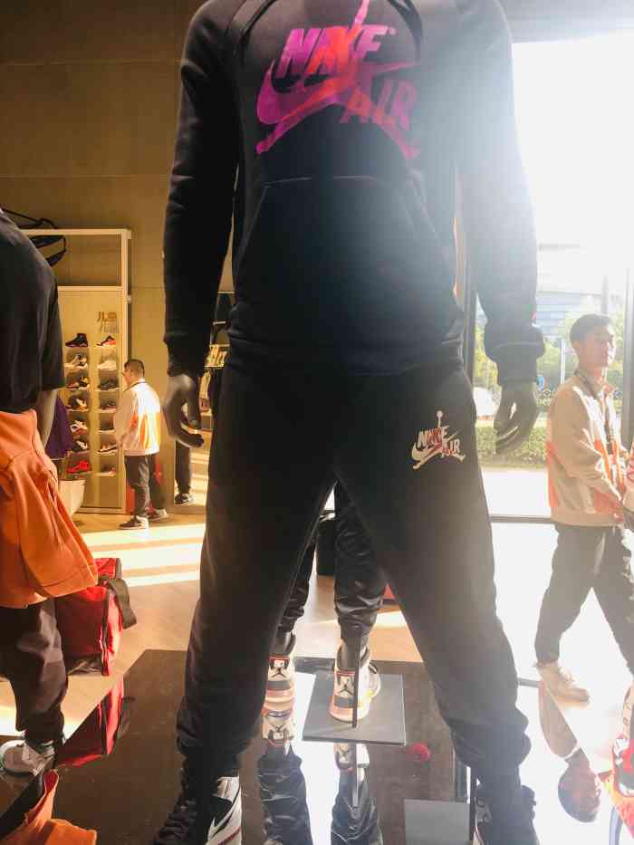 air jordan-"万象城的aj真的特别的大,也特别的壮观,.