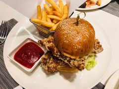美式汉堡套餐-WOLFGANG PUCK KITCHEN & BAR(迪士尼小镇店)