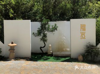 云南菜系，主要是硬菜和火锅，菜品多样化，可以满足需求