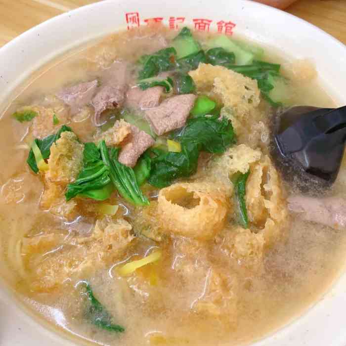 点了皮肚猪肝面,好大一碗,菜挺多的,味道也不错,难怪这么多人.