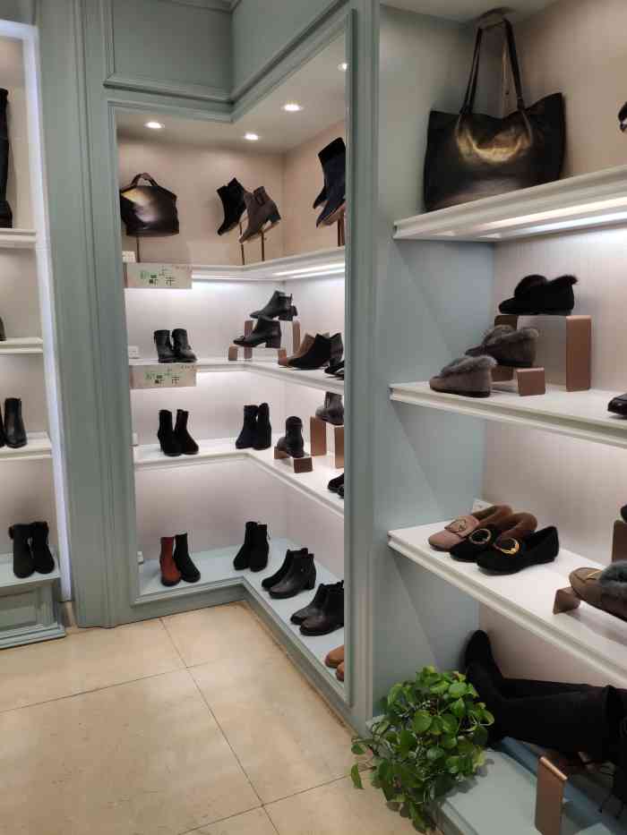 鞋店坐落在河东区津滨大道万达广场一楼,这是一款来自南京的品牌女鞋