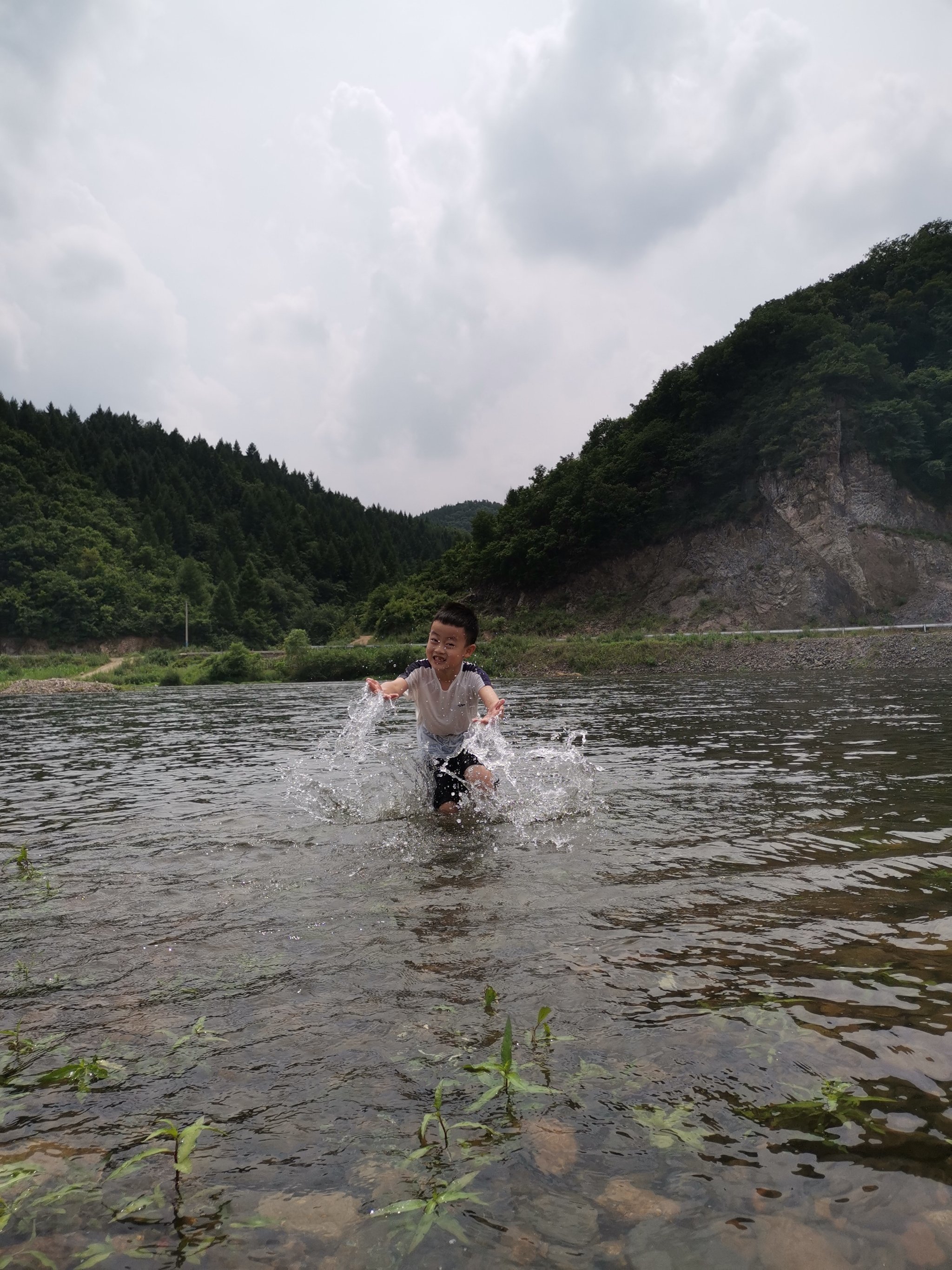 抚顺二道河封路 还有领导来检查 不让玩