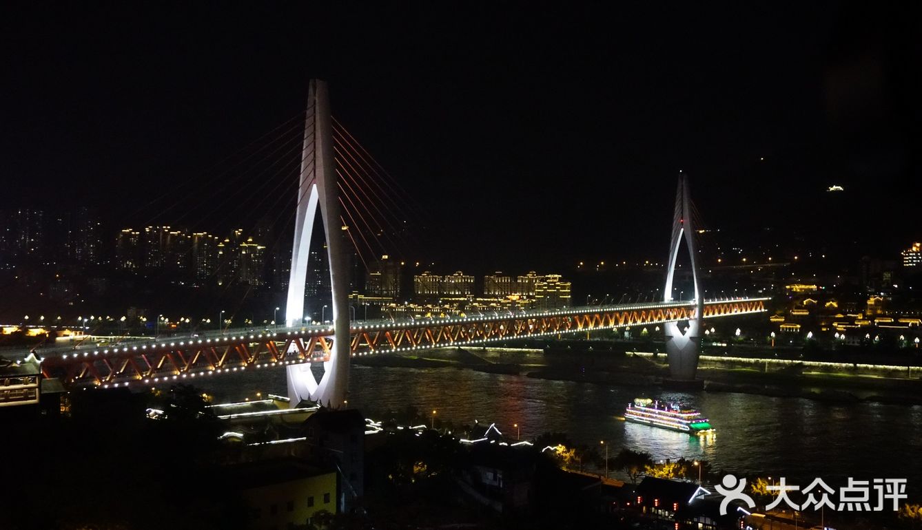 横跨长江的索道，带你欣赏重庆两岸江景