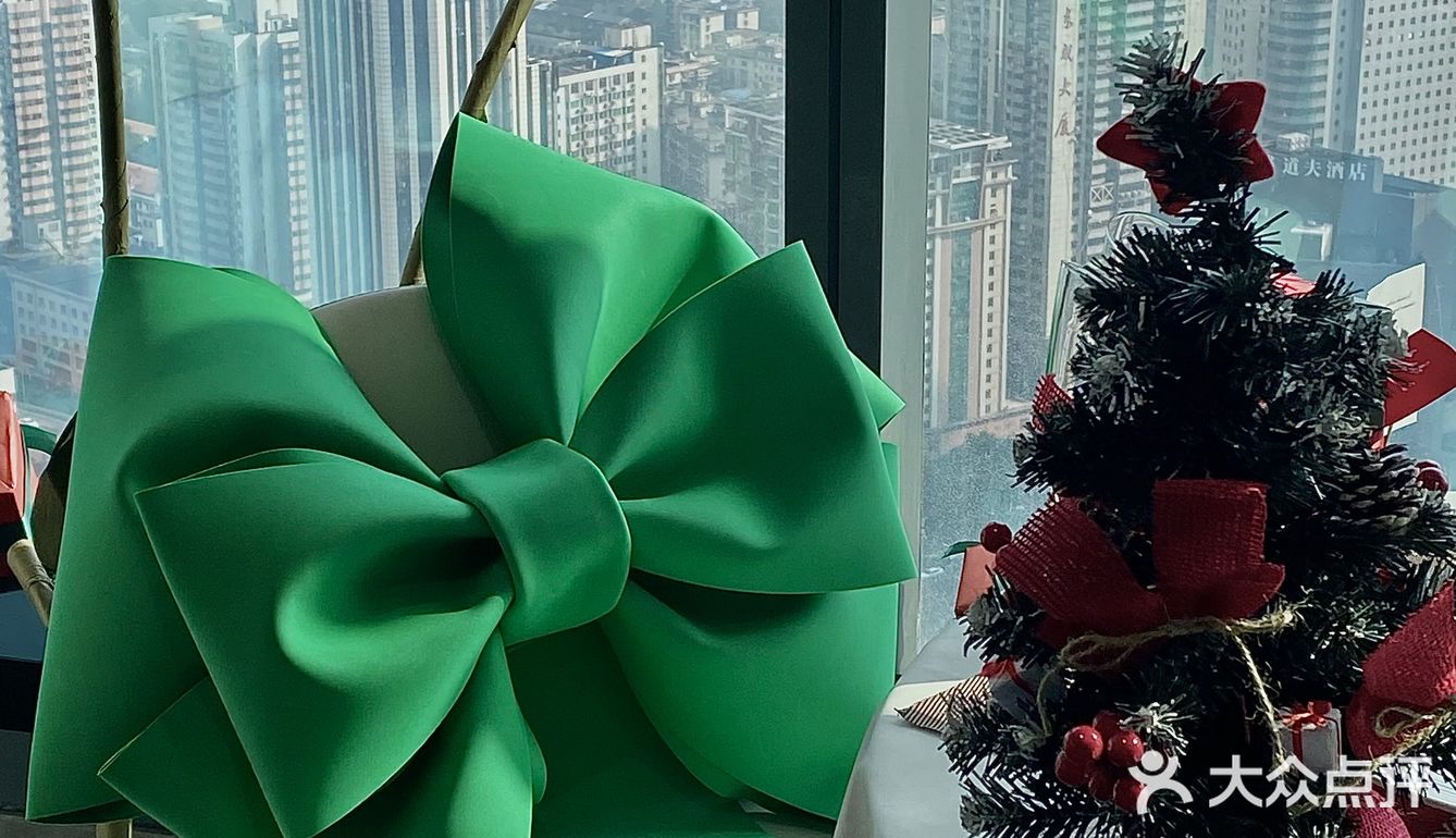 长沙首家Dior主题餐厅🍴超适合圣诞约会～