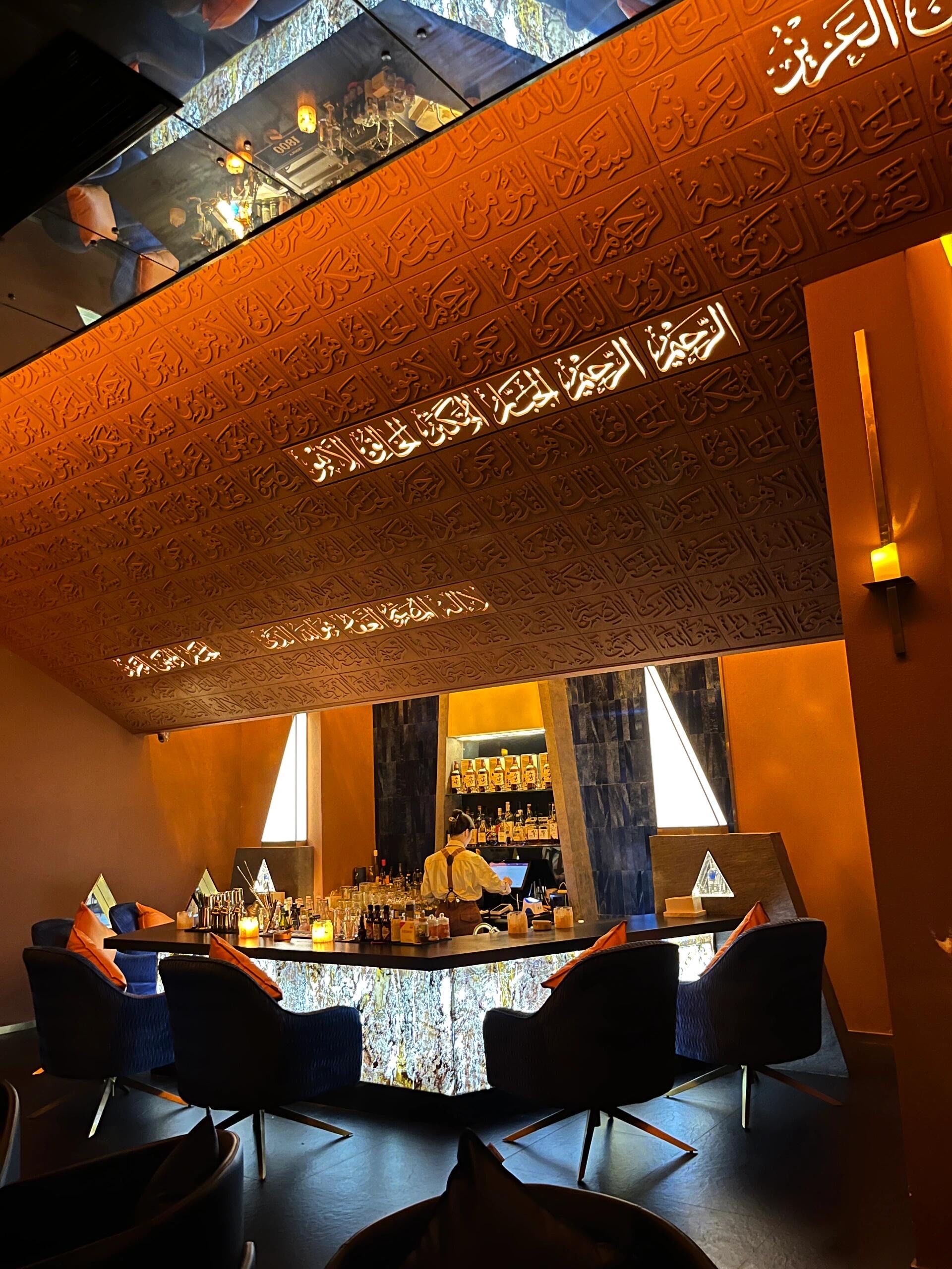 在县城的一家古巴比伦风格清吧店也可以十分引流