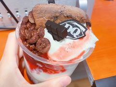 草莓配红丝绒蛋糕冰淇凌扑扑满-DQ·蛋糕·冰淇淋(合生汇店)