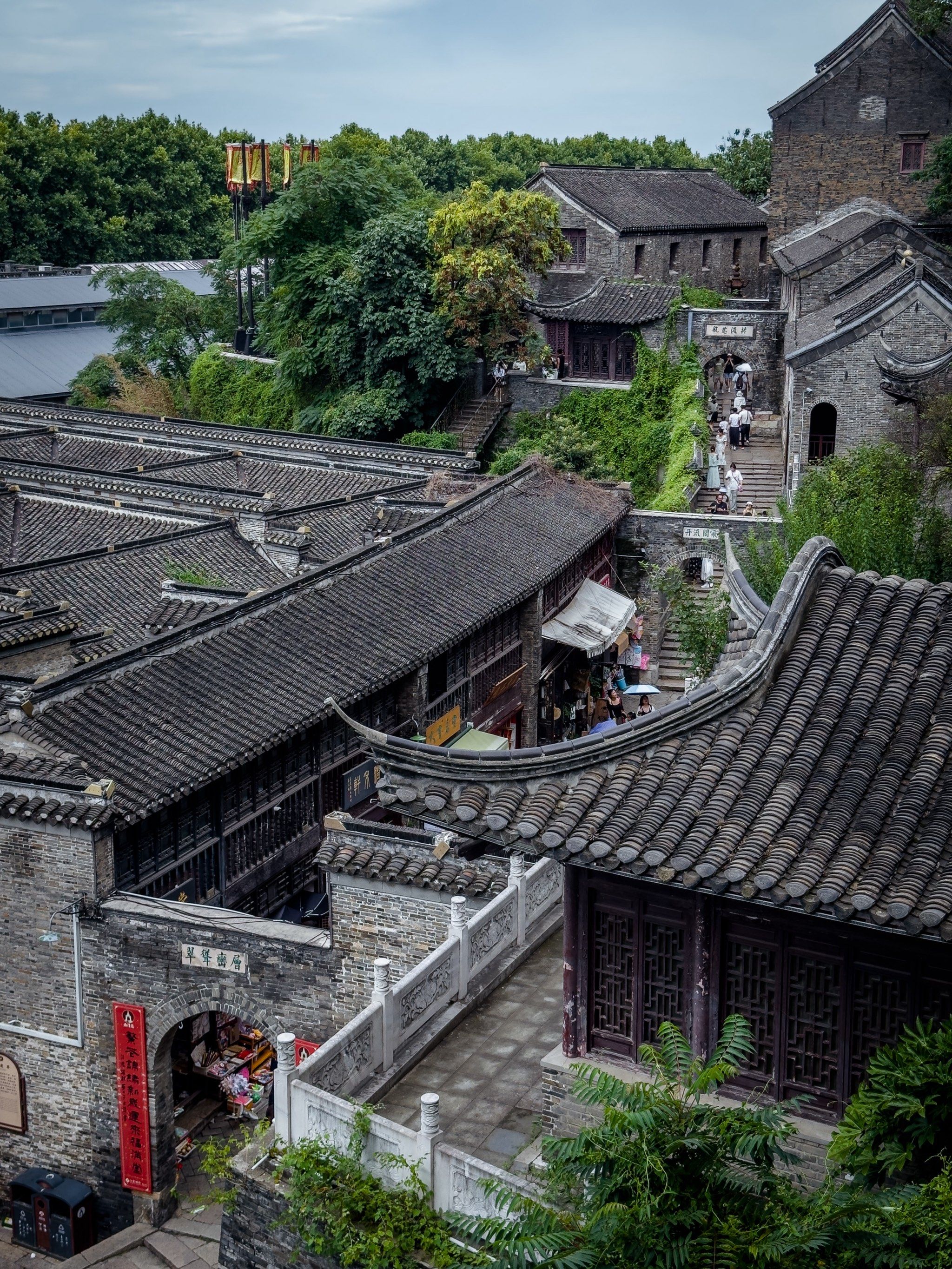 春风又绿江南岸,明月何时照我还.