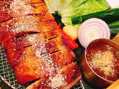 碳烤厚切猪颈肉配泰式香草-KEAAMI 摩登泰 by TIAGO(颐堤港店)