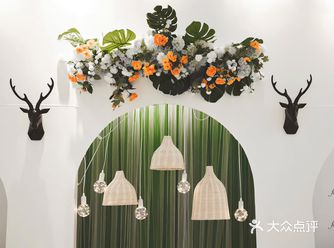 石膏像与清新花艺的完美搭配️