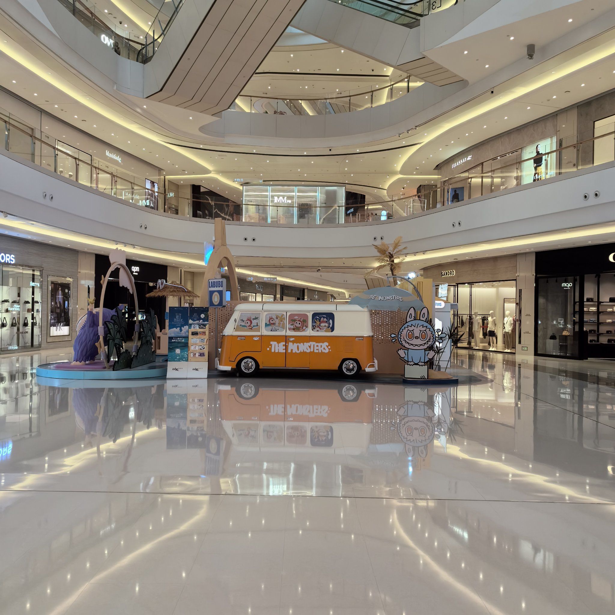 商场正中央的橱窗布置