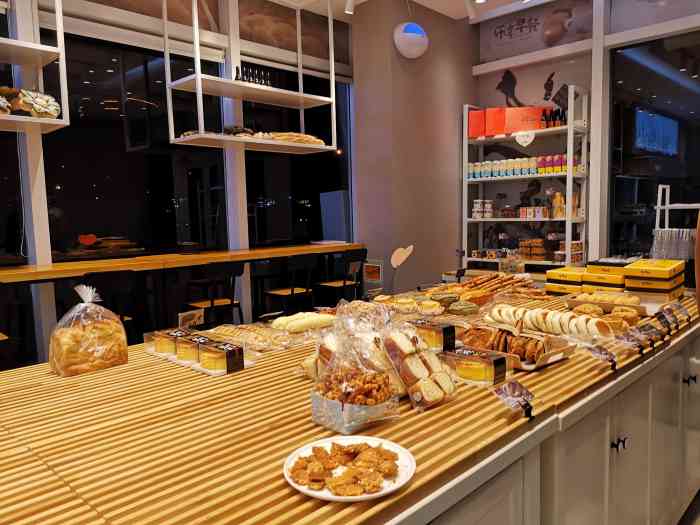 包记西点生日蛋糕店(建设大街店)-"这家的甜点味道不错,还不太甜.