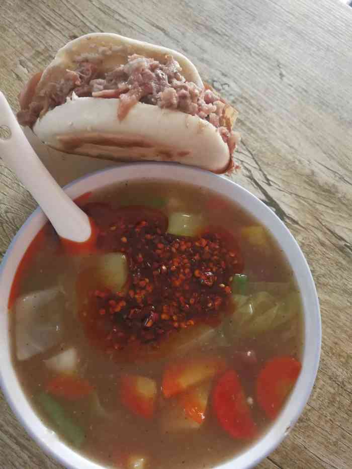打分    /人 抱着随便找一家胡辣汤的态度,结果惊喜啊,汤稠丸劲馍酥肉
