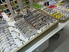 -美式眼镜·授权蔡司.依视路.尼康.豪雅.明月(人民广场店)
