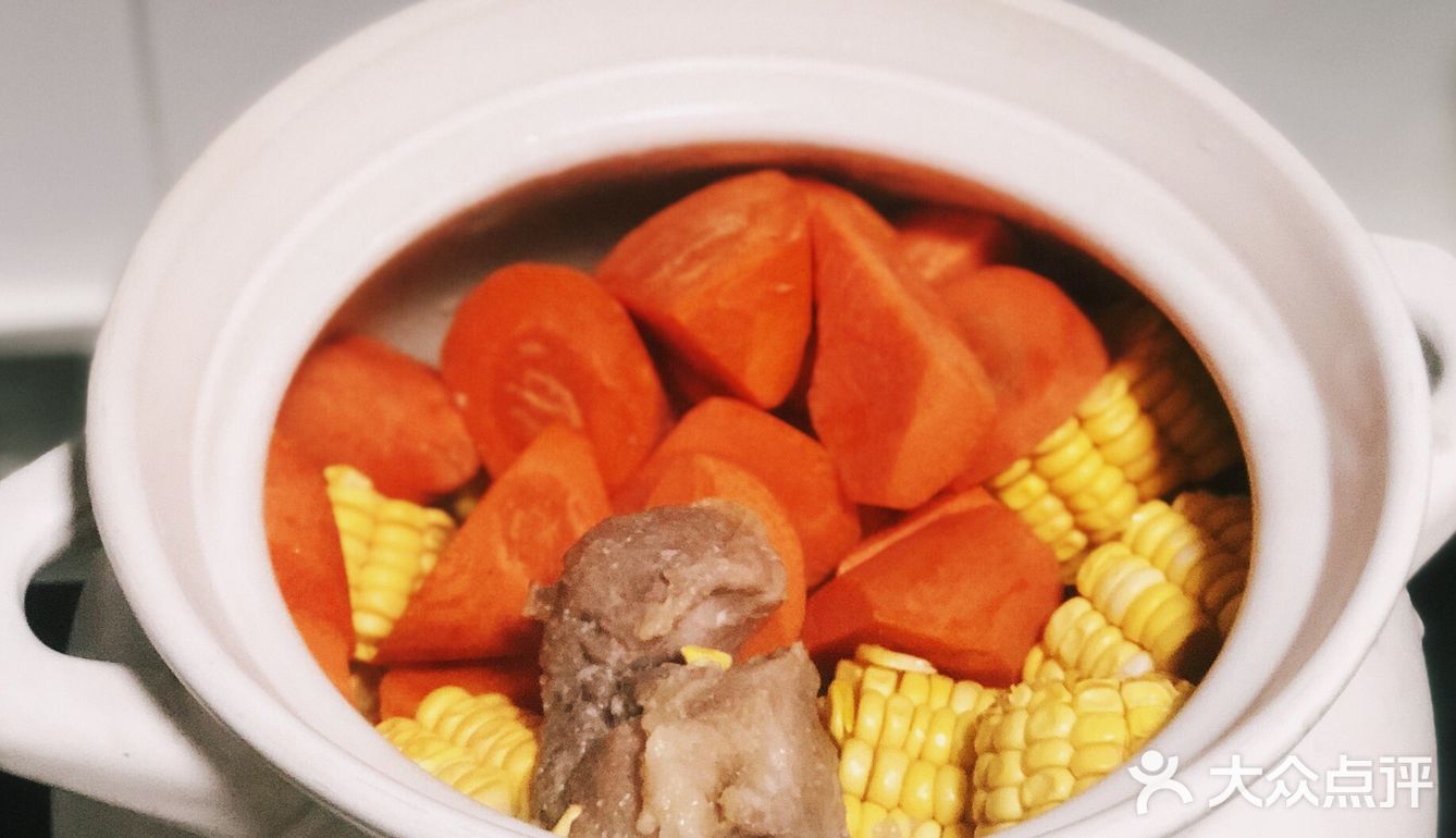 🥕营养美味胡萝卜玉米猪骨汤，🌽色香味俱全