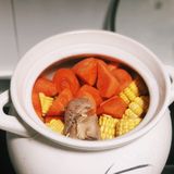 🥕营养美味胡萝卜玉米猪骨汤，🌽色香味俱全