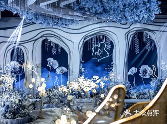 这是一片梦幻的蓝色丛林，天上是漫天的繁星，地上是盛开