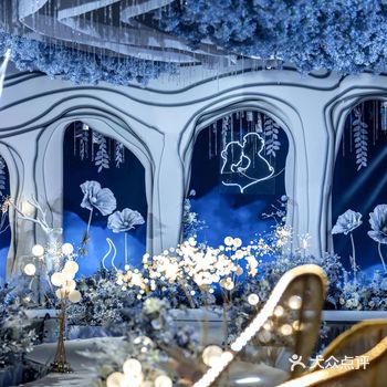 这是一片梦幻的蓝色丛林，天上是漫天的繁星，地上是盛开