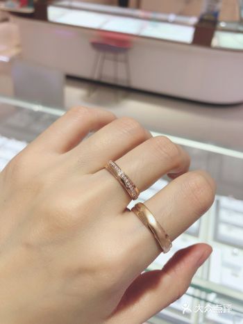 18k金钻石情侣对戒 男戒表面喷砂工艺 不易磨花更显