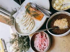 烟熏三文鱼配烤饺子皮和芥末籽酱-BOR Eatery(安福路店)