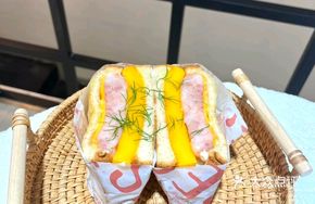 Grilled Meat and Shrimp Patties with Mango Sandwich