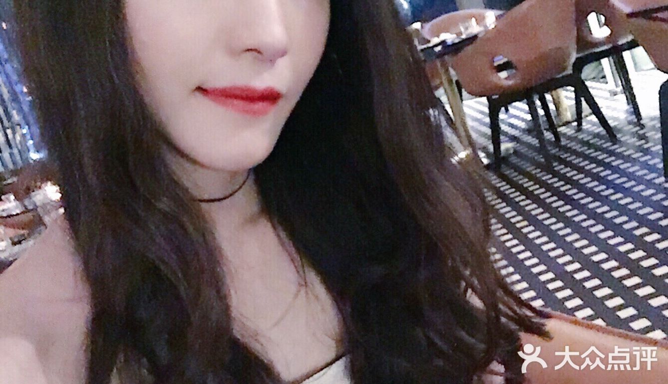 夜晚霓虹幻彩般的W酒店