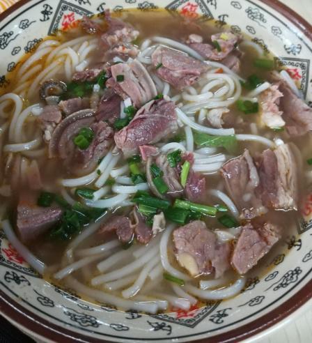 贵州思南张牛仔羊肉粉-"[薄荷]环境:一家地铺小店,里里外外都坐.