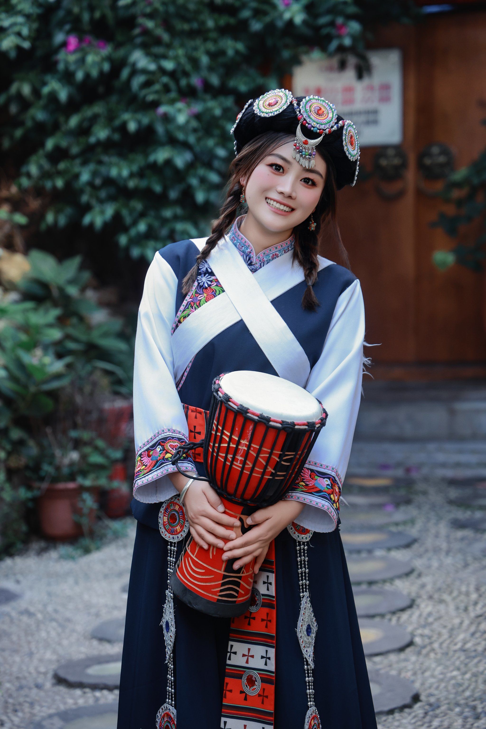 在丽江的街头巷尾,随处可见穿着民族服饰的