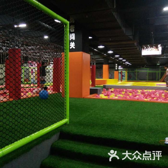 蹦客地带蹦床主题运动馆