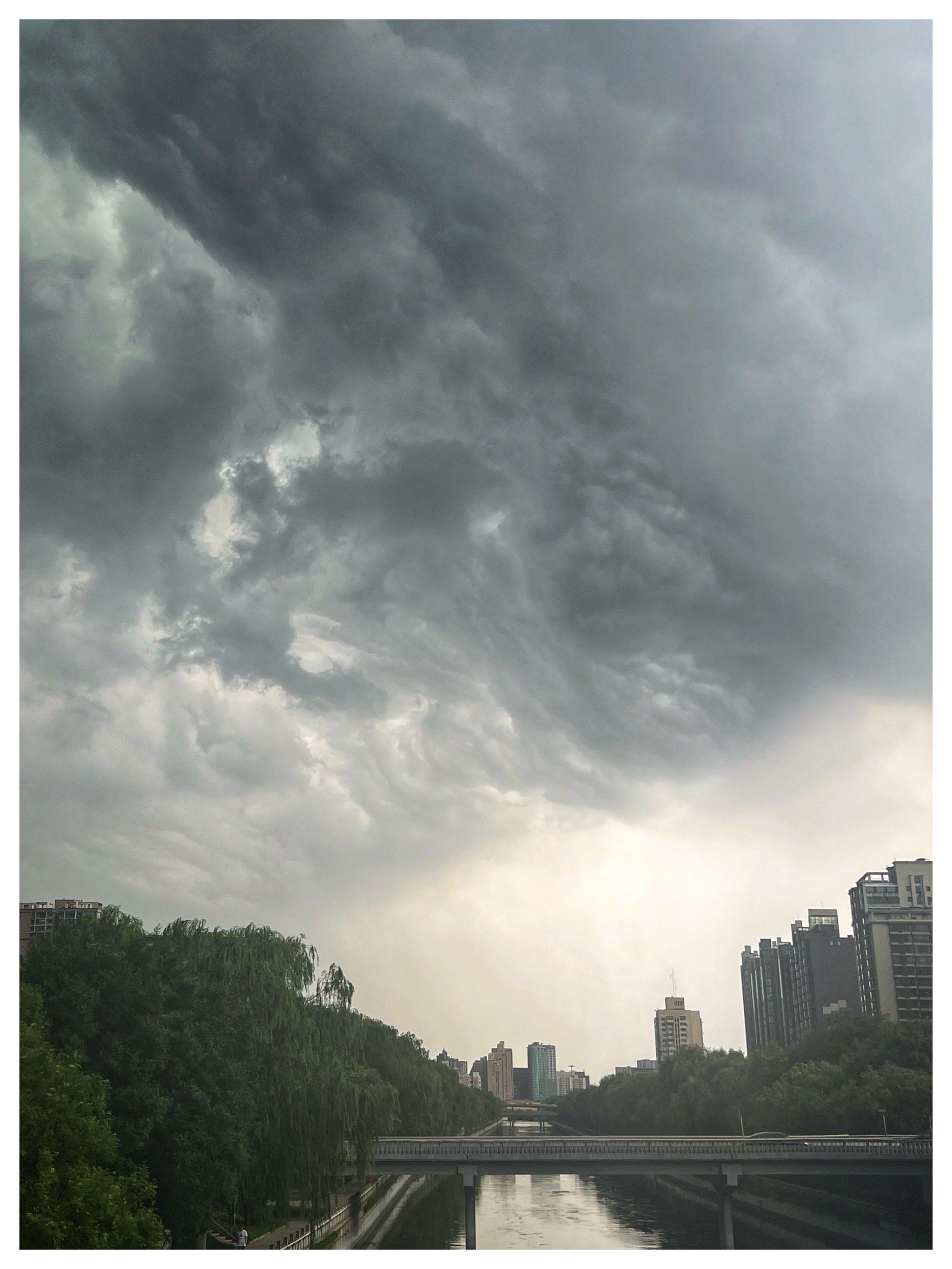 橙色警报下的北京天空,水墨画般的风卷残云