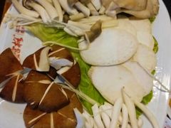 菌菇拼盘-九宫格老灶火锅