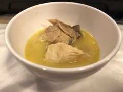 浓厚原只鸡煲花胶汤-鲜入围煮花胶鸡海鲜火锅