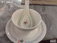 有logo的餐具-蔼若春.传承三十年云南菜(金碧公园店)