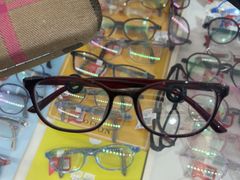 -美式眼镜·授权蔡司.依视路.尼康.豪雅.明月(人民广场店)