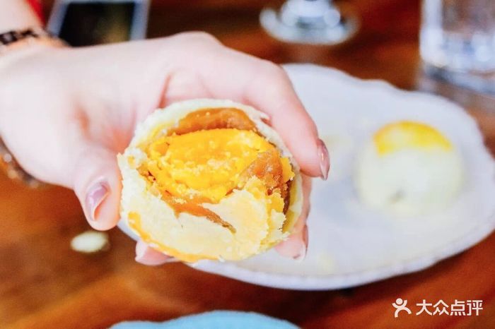 鲍师傅糕点(新区星光名座店)-莲蓉蛋黄酥-菜-莲蓉蛋黄酥图片-无锡美食