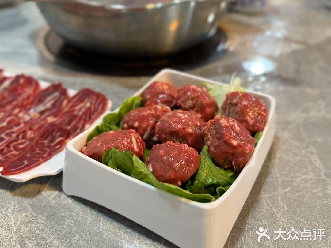 发现一家吃牛肉火锅的宝藏之地。牛肉都是现点先切