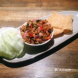 海南鸡的肌肉是比较有嚼劲的，火焰鱼酸辣很开胃
