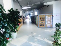 二层走廊-当代MOMAKIDS托育中心