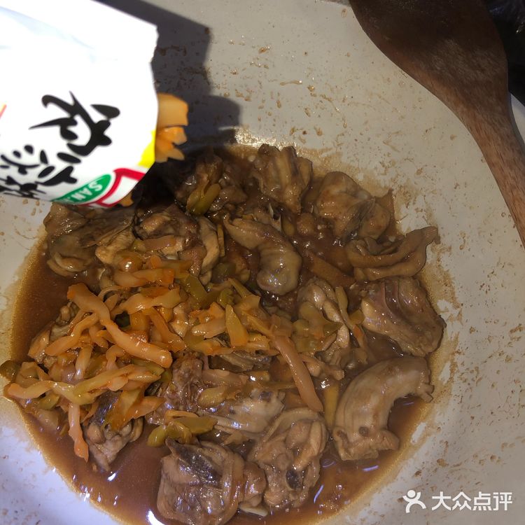 一盘适合一家老少享用的开胃菜榨菜炒鸡肉