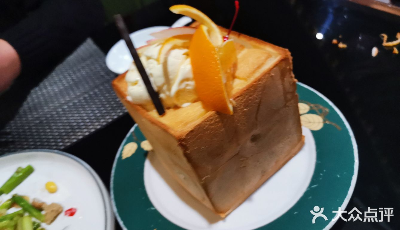 这次来，发现有送餐机器人来送餐。孩子围着机器人到处走
