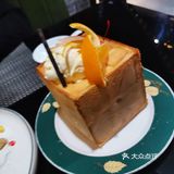 这次来，发现有送餐机器人来送餐。孩子围着机器人到处走