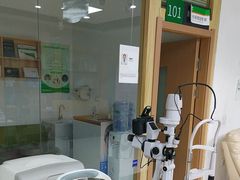 -何氏眼科视光中心·眼镜·配镜(汇泉东路店)