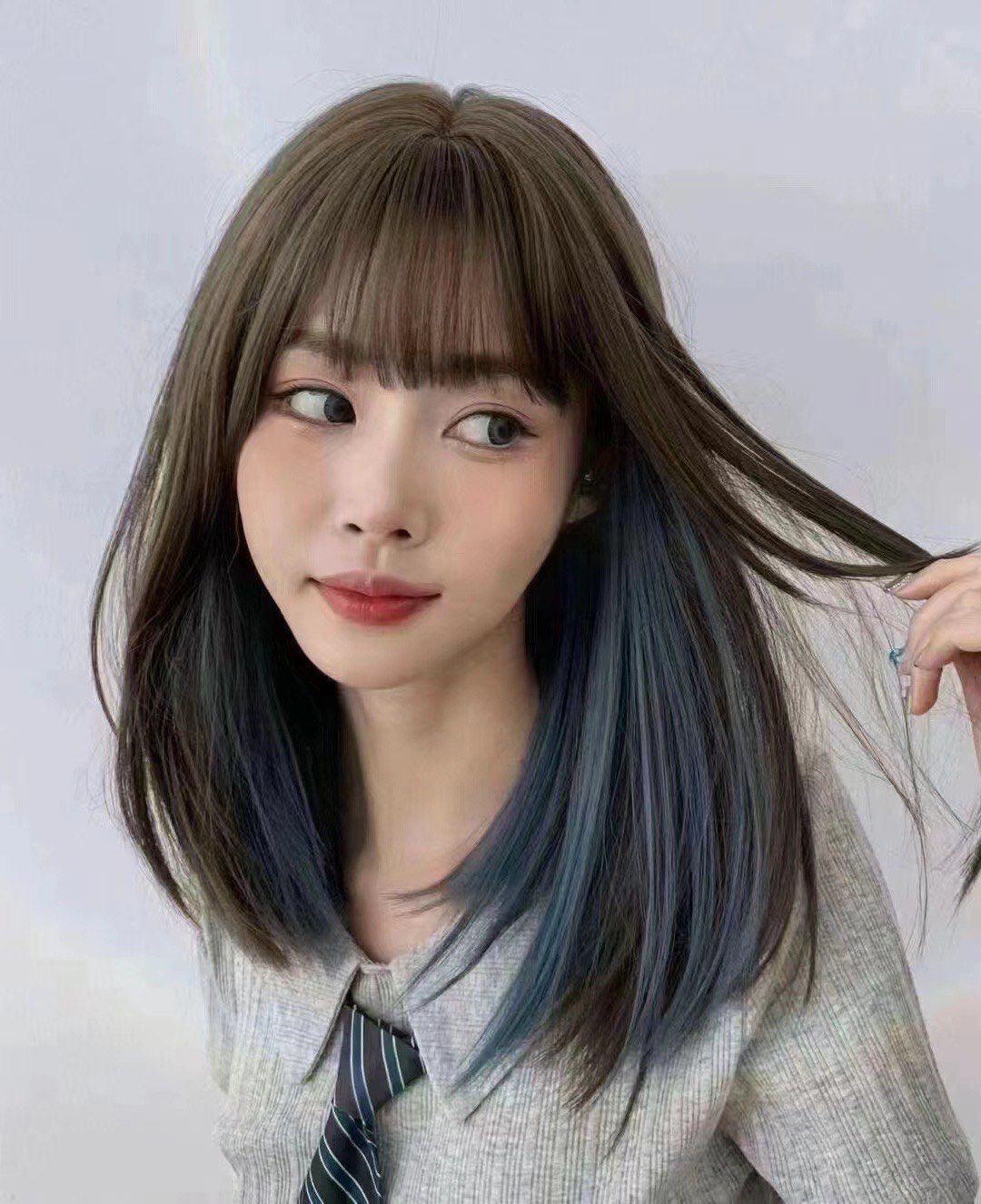 98蓝灰色挂耳染
显白冷棕色搭配蓝