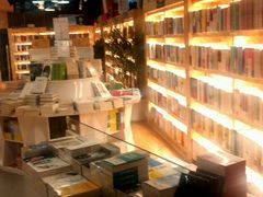 -新华里咖啡书吧(新华书店小寨店)